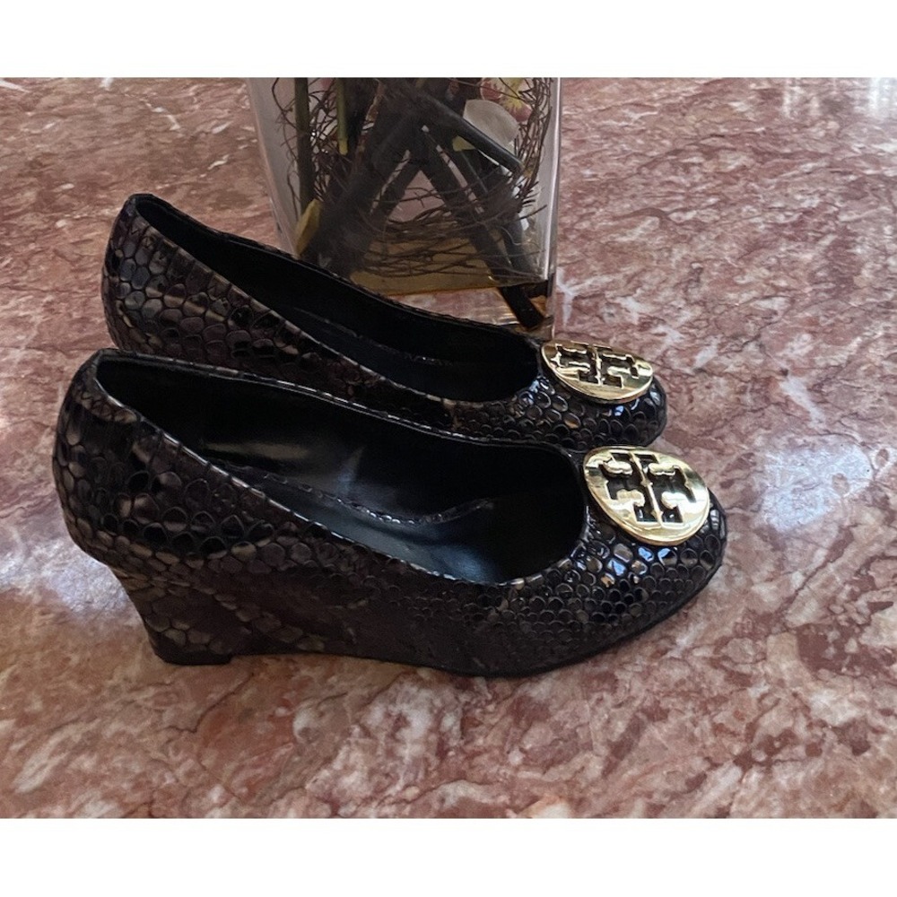 Tory Burch Snakeskin Print Patent Leather Gold Logo Wedge Pump Size 7M EUC! $285 - Picture 6 of 9